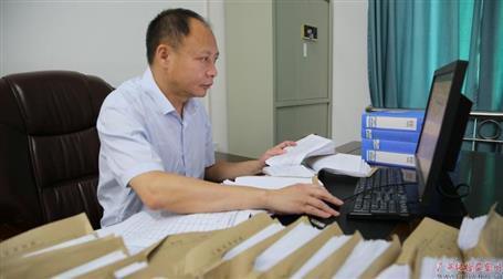 初心不改　本色不褪——記廣西勤廉榜樣、河池市紀(jì)委副書記、監(jiān)委副主任黃振林