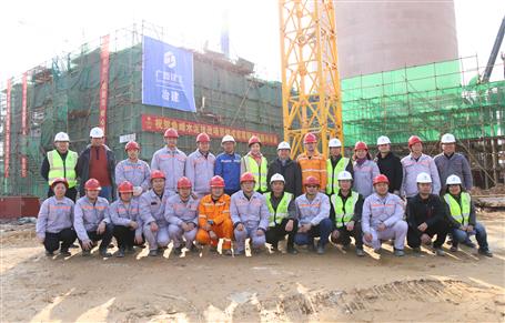 魚峰水泥技改項目燒成窯尾鋼結(jié)構順利吊裝