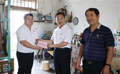 公司領(lǐng)導“七一”前慰問生活困難黨員和老黨員
